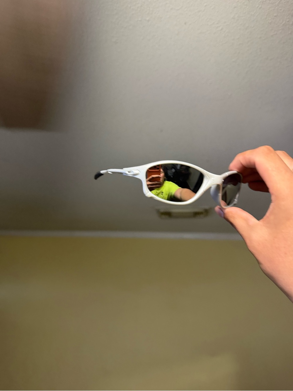 White Sport Sunglasses with Mirrored Lenses - o sunglasses oaks